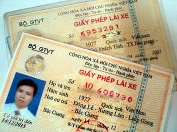 Mất bằng lái xe máy A1-A2 có cần thi lại hay không? 1 Bằng Lái Bị Mất Là Bằng Thẻ Giấy Bìa Cũ Được Cấp Trước Năm 2012