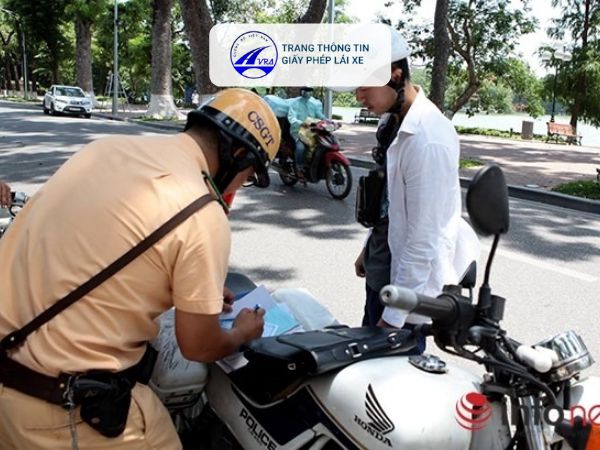  Không có bằng lái xe máy khi tham gia giao thông bị phạt bao nhiêu tiền?