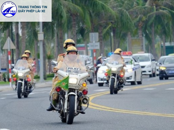 Xe công an làm nhiệm vụ