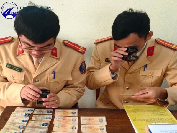 Sử dụng bằng lái xe giả phạt bao nhiêu tiền