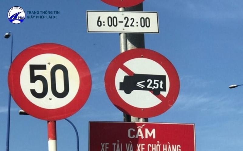 Biển cấm xe tải trọng tải trên 2,5 tấn