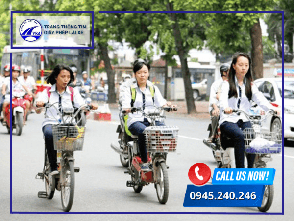 Đi xe đạp điện không đội mũ bảo hiểm