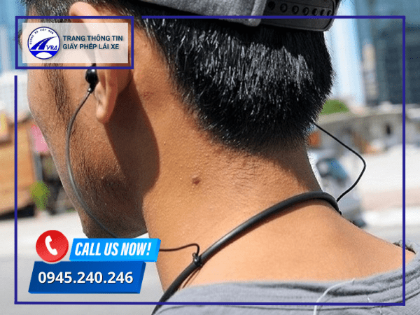 Đi xe máy có được đeo tai nghe bluetooth