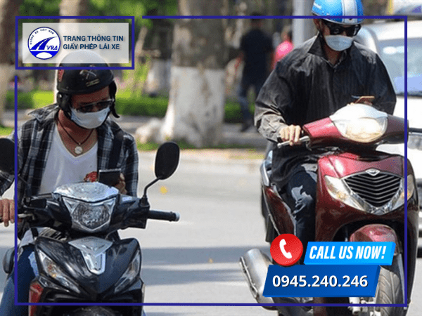 Dùng tay sử dụng điện thoai khi lái xe Dùng tay sử dụng điện thoai khi lái xe