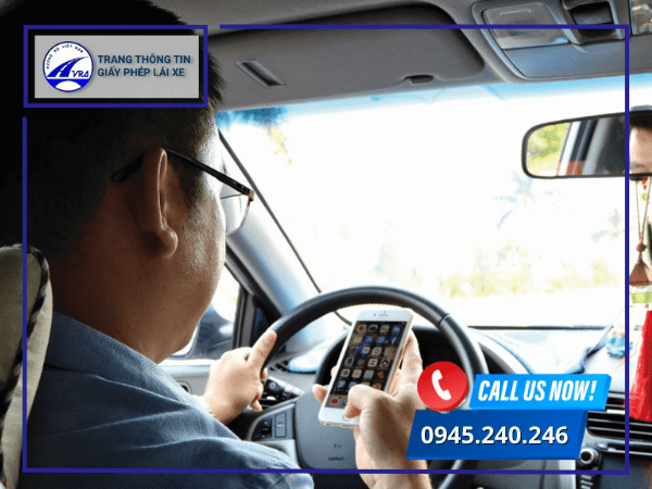 Lỗi sử dụng điện thoại khi lái xe máy Lỗi sử dụng điện thoại khi lái xe máy