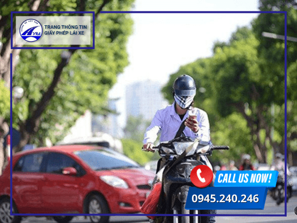 Sử dụng điện thoại khi lái xe máy Sử dụng điện thoại khi lái xe máy