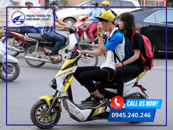 Xe đạp điện không đội mũ bảo hiểm