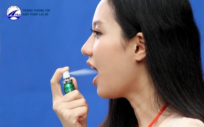 Dùng xịt thơm miệng để giảm nồng độ cồn