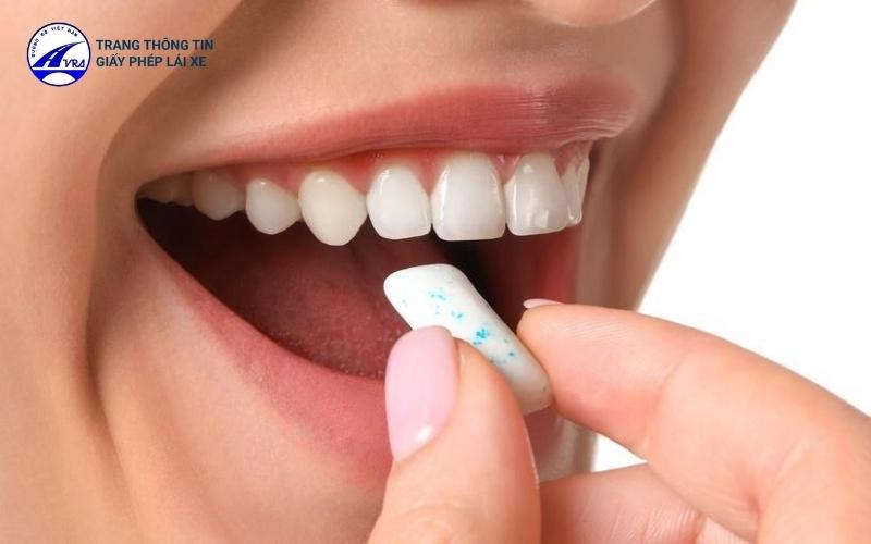 Nhai kẹo cao su để giảm nồng độ cồn trong hơi thở