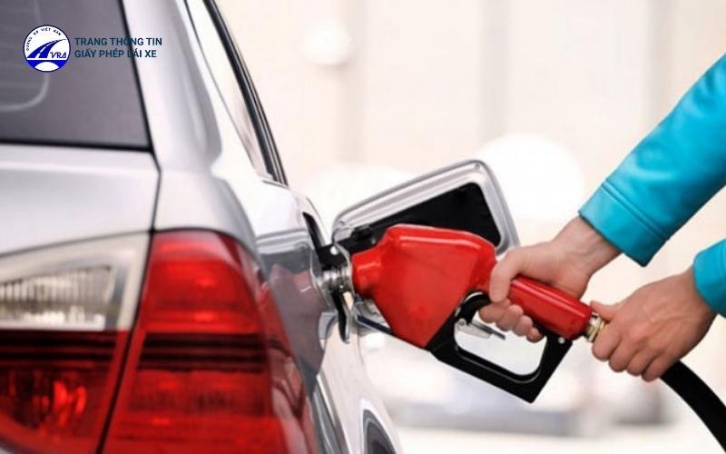 Cách đổ xăng xe ô tô tiết kiệm, đảm bảo độ bền của xe 2 Bạn nên đổ xăng cho xe ô tô lúc kim báo đang ở vị trí ½ hoặc ⅓ bình