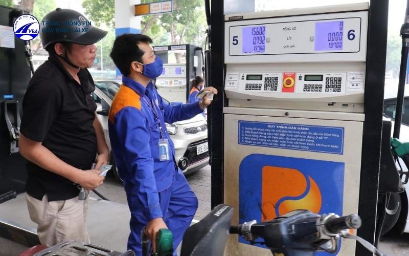Cách đổ xăng xe ô tô tiết kiệm, đảm bảo độ bền của xe 4 Bạn nên quan sát xem đồng hồ đã báo về số 0 hay chưa