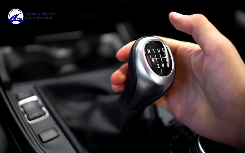 Chuyển vào số 1 để bắt đầu cho xe di chuyển