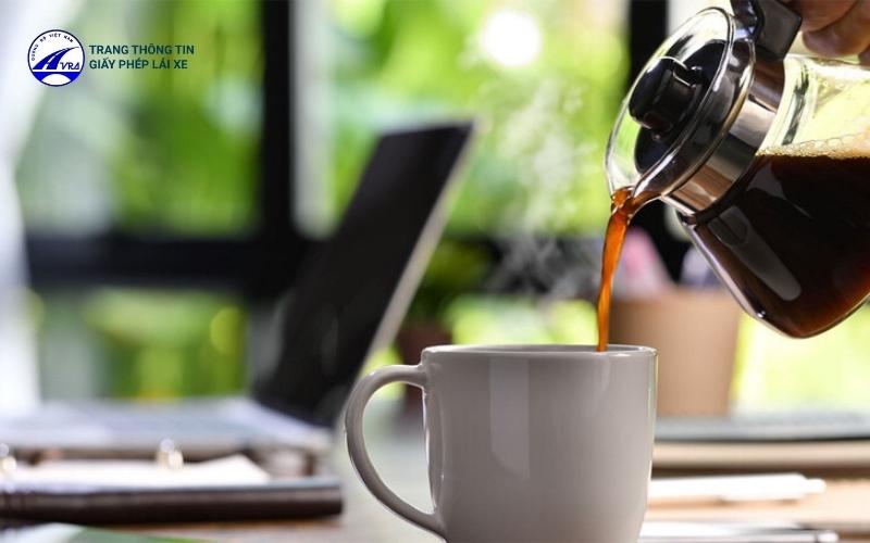 11 cách chống buồn ngủ khi lái xe đơn giản, hiệu quả nhất 2 Uống cà phê giúp tỉnh ngủ