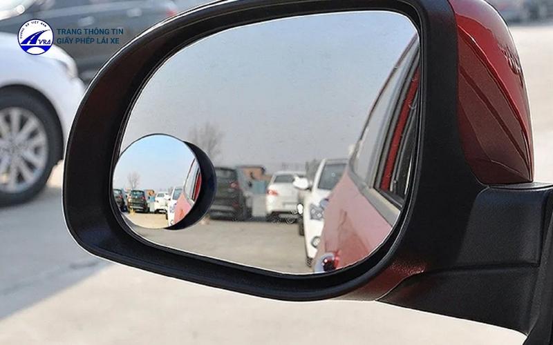 Sử dụng gương cầu lồi giúp bạn quan sát tốt hơn phía sau