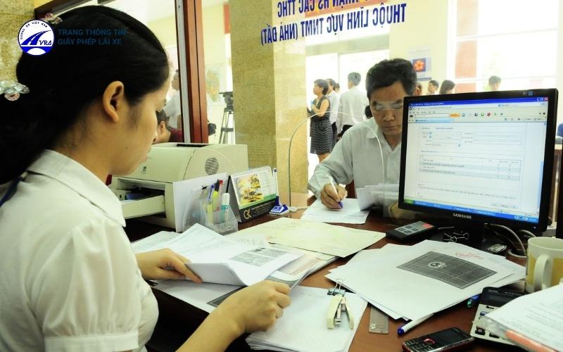 Người làm đơn ký và nộp lệ phí đổi bằng lái xe ô tô