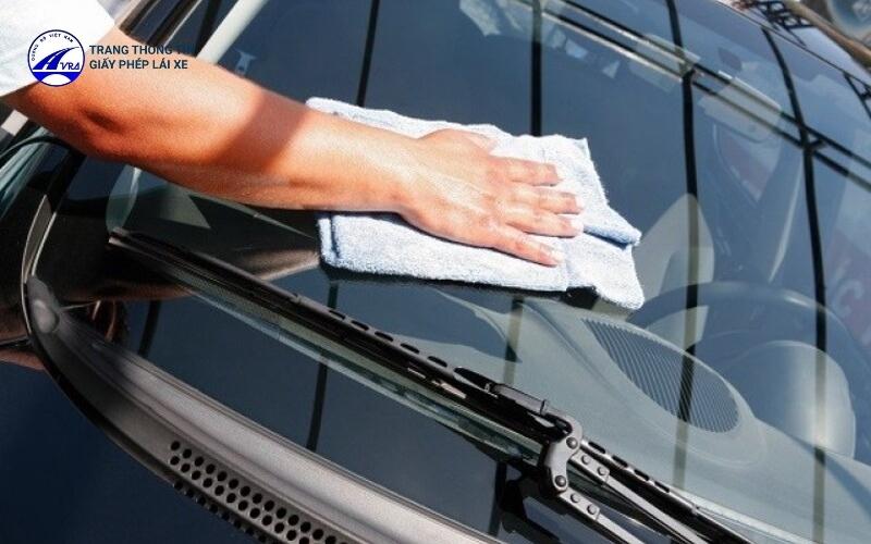 Vệ sinh kính sạch sẽ giúp tầm nhìn rõ ràng hơn