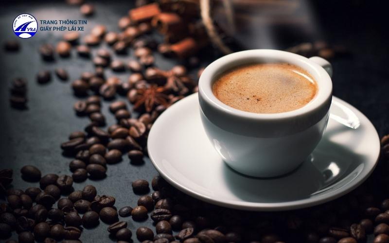 Có thể sử dụng cà phê để giảm cảm giác buồn ngủ
