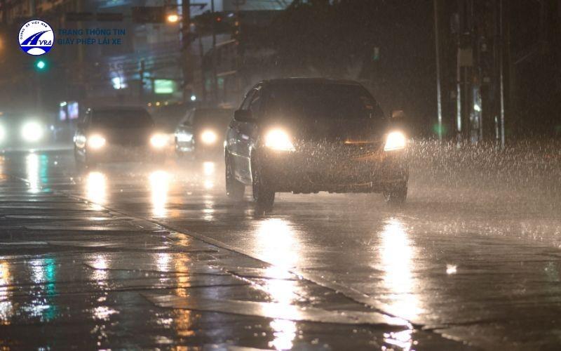 Đèn pha khi bật ban đêm gây ảnh hưởng tới những người đi đường khác