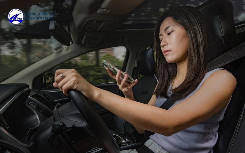 Xao nhãng thao tác tay gây ảnh hưởng đến việc xử lý tình huống