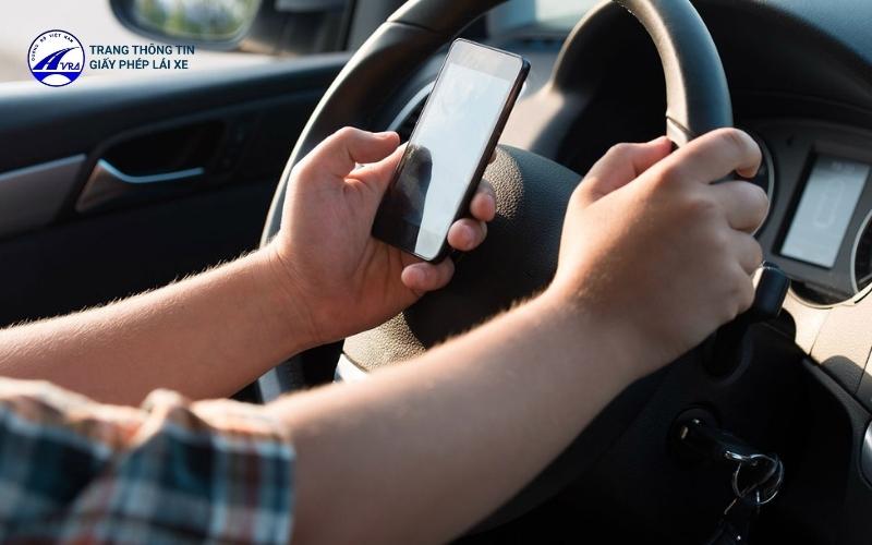 Không nên sử dụng điện thoại khi lái xe