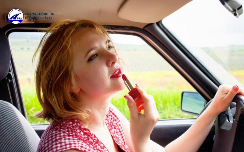 Trang điểm khi lái xe khiến tài xế không tập trung