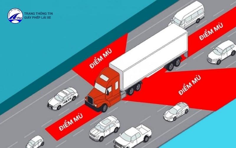 Cần tránh điểm mù của phương tiện khác khi di chuyển