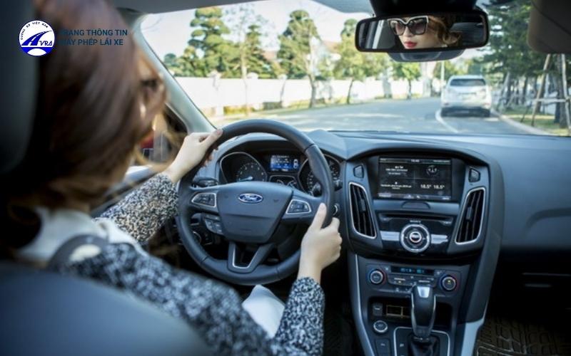 Duy trì tốc độ lái xe ổn định giúp phụ nữ bình tĩnh xử lý các tình huống bất ngờ