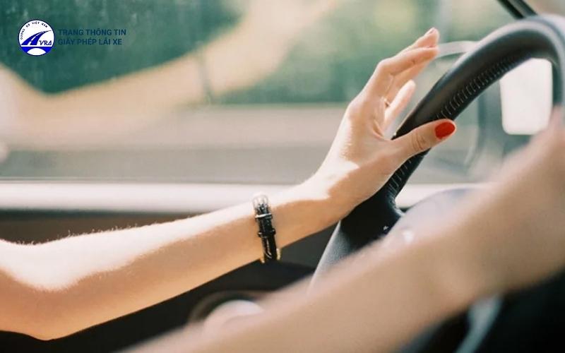 Vành tay lái bị rơ có thể do hệ thống lái bị rơ