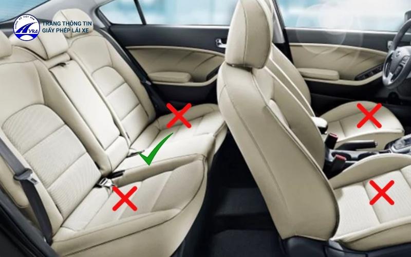 Ghế giữa hàng sau là vị trí an toàn nhất trong xe 5 chỗ