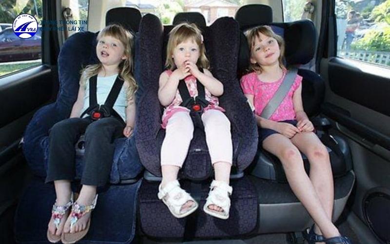 Sử dụng ghế chuyên dụng cho trẻ em khi đi ô tô