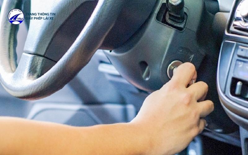 Khởi động xe khi bị kẹt chân côn