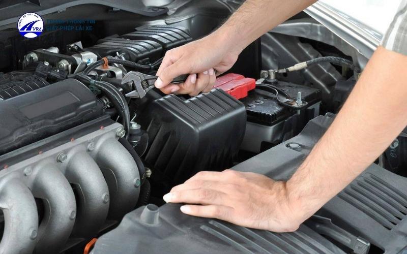 Cần kêu gọi trợ giúp khi xe bị kẹt chân côn