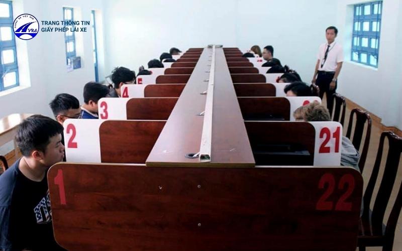 Thí sinh thi phần lý thuyết trên máy tính trong vòng 19 phút