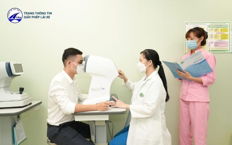 Bác sĩ sẽ khám lâm sàng các bộ phận thiết yếu cho thí sinh