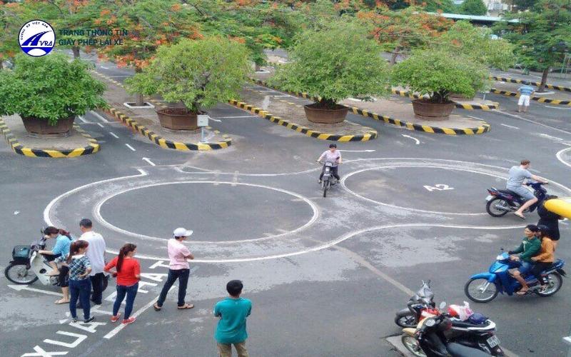 Thi bằng lái xe máy nên đi số mấy để không bị tắt máy? 4 Thí sinh nên quan sát người đi trước mình để rút kinh nghiệm cho bản thân