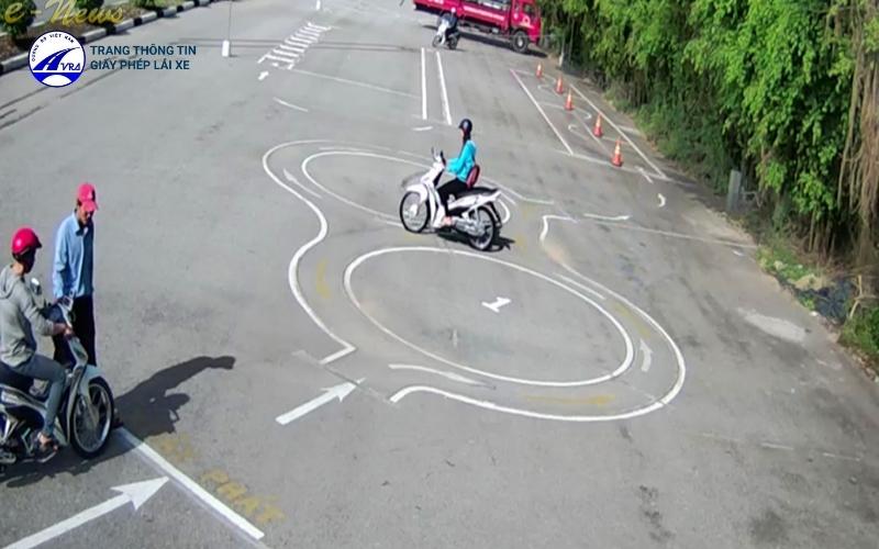 Kinh nghiệm vượt qua vòng số 8 thi bằng lái xe máy hiệu quả 4 Phải giữ bình tĩnh và tập trung đúng kỹ thuật