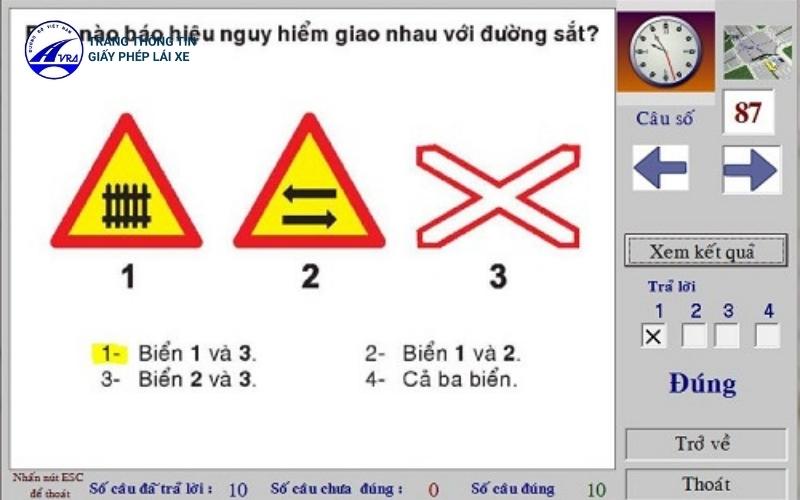 Phần thi lý thuyết gồm có 25 câu hỏi về luật, sa hình và biển báo