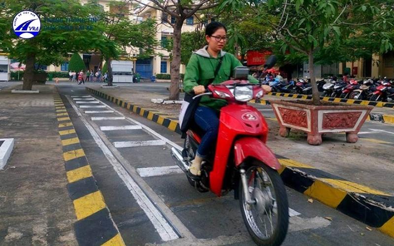 Giữ vững tay lái khi thi đường gồ ghề