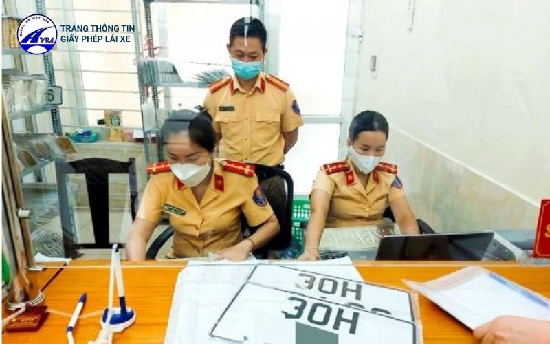 Người đăng ký xe đến trụ sở Cảnh sát giao thông để làm việc