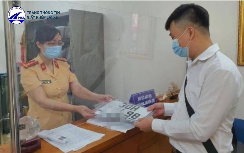 Đúng ngày hẹn, chủ xe đến cơ quan Đăng ký để nhận biển