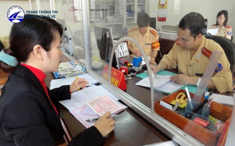 Chủ xe đến cơ quan Công an để nộp hồ sơ đăng ký xe