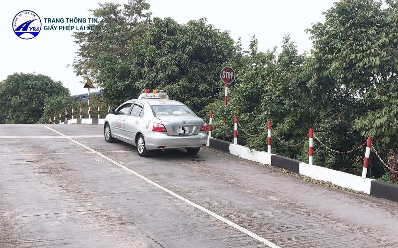 Học lái xe ô tô quận 1 trọn gói, hỗ trợ tỷ lệ đậu cao 4 Thực hành lái xe nhuần nhuyễn trên sa hình