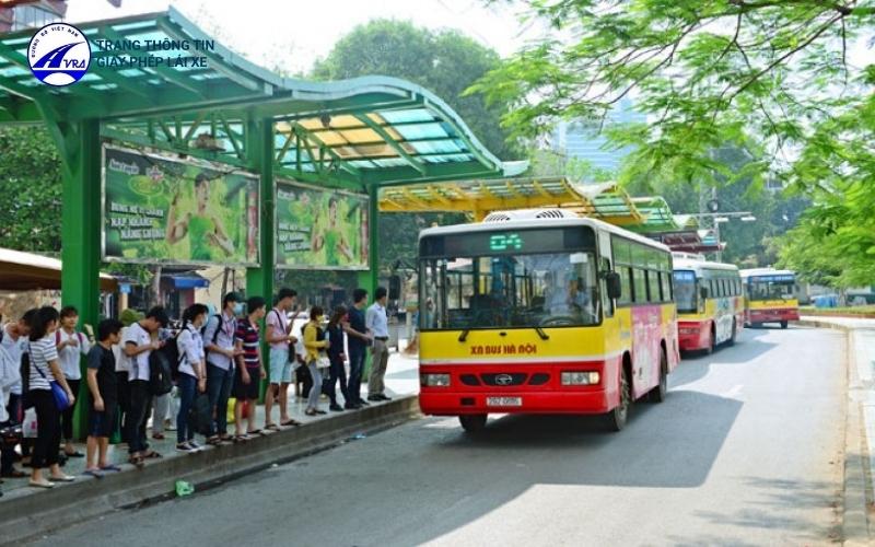 Xe bus chở nhiều hành khách là 1 loại phương tiện giao thông công cộng