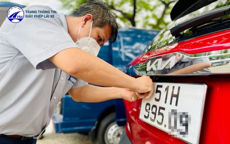 Các phương tiện cơ giới phải được gắn biển số xe