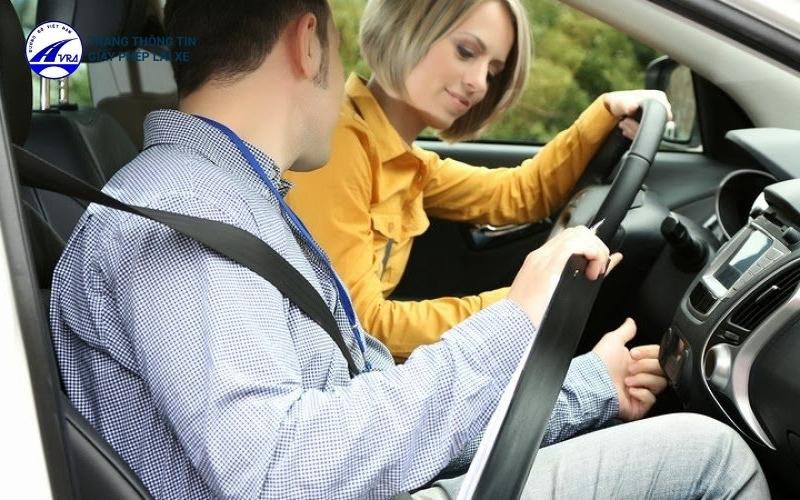 Học lái xe ô tô quận 11 chất lượng, giá tốt, bao đậu 5 Lắng nghe sự chỉ dạy của giáo viên khi lái xe