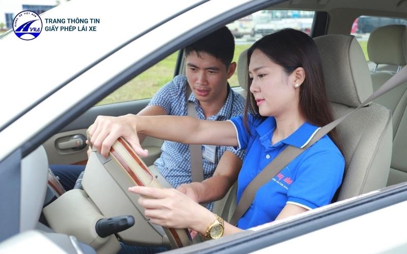 Học lái xe ô tô quận 6 giá tốt, đảm bảo chất lượng 3 Lắng nghe giáo viên và giữ vững tâm lý khi lái xe