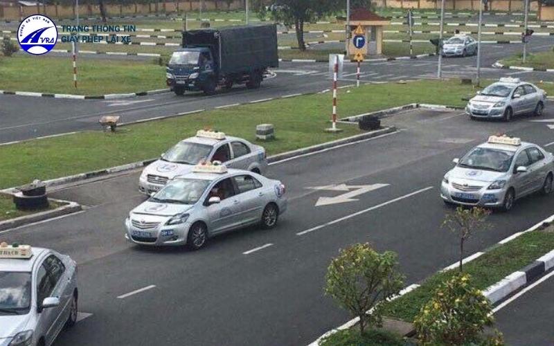 Học viên nên làm quen các bộ phận trên xe ô tô trước khi học lái