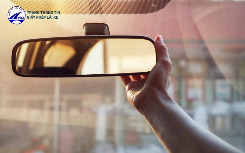 Điều chỉnh gương và những bộ phận khác an toàn trước khi lái xe