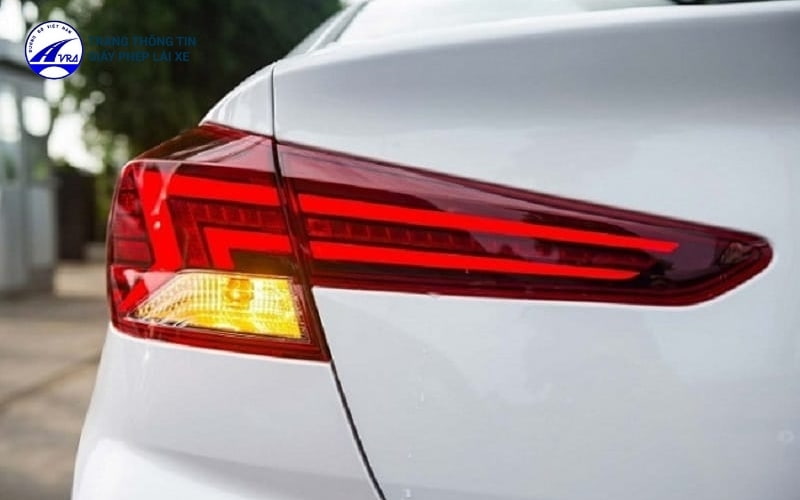 Bật xi nhan và giảm tốc độ trước khi quay đầu 20m