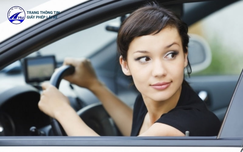 Quan sát gương chiếu hậu kết hợp nhìn qua vai